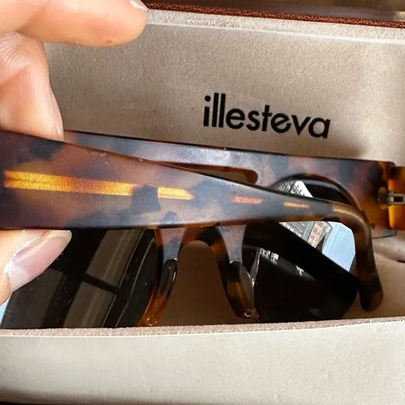 Illesteva Meyer II round tortoiseshell sunglasses display picture 2